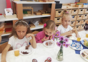dzieci delektują się słodkościami i owocami